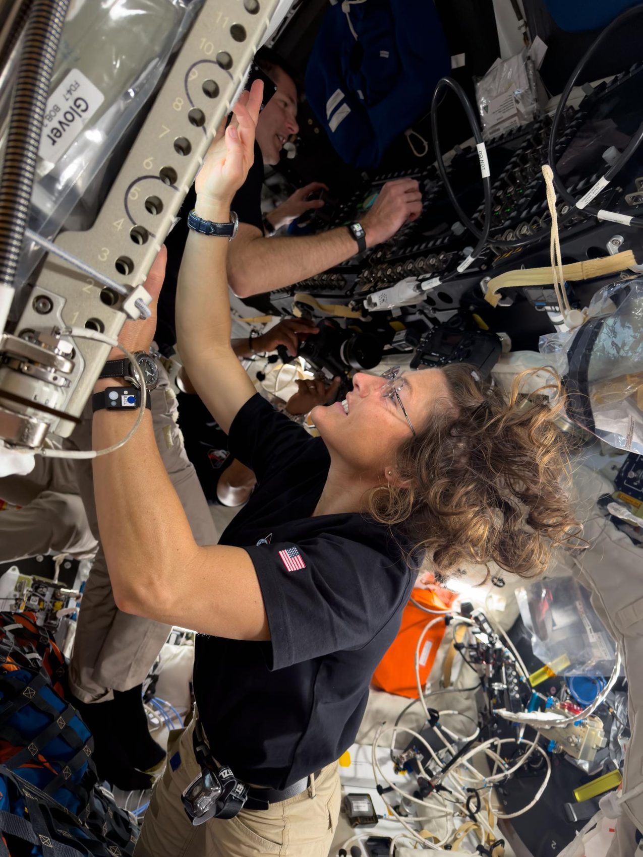 Christina Koch revisa el equipo dentro de la nave Orion, misión Artemis II