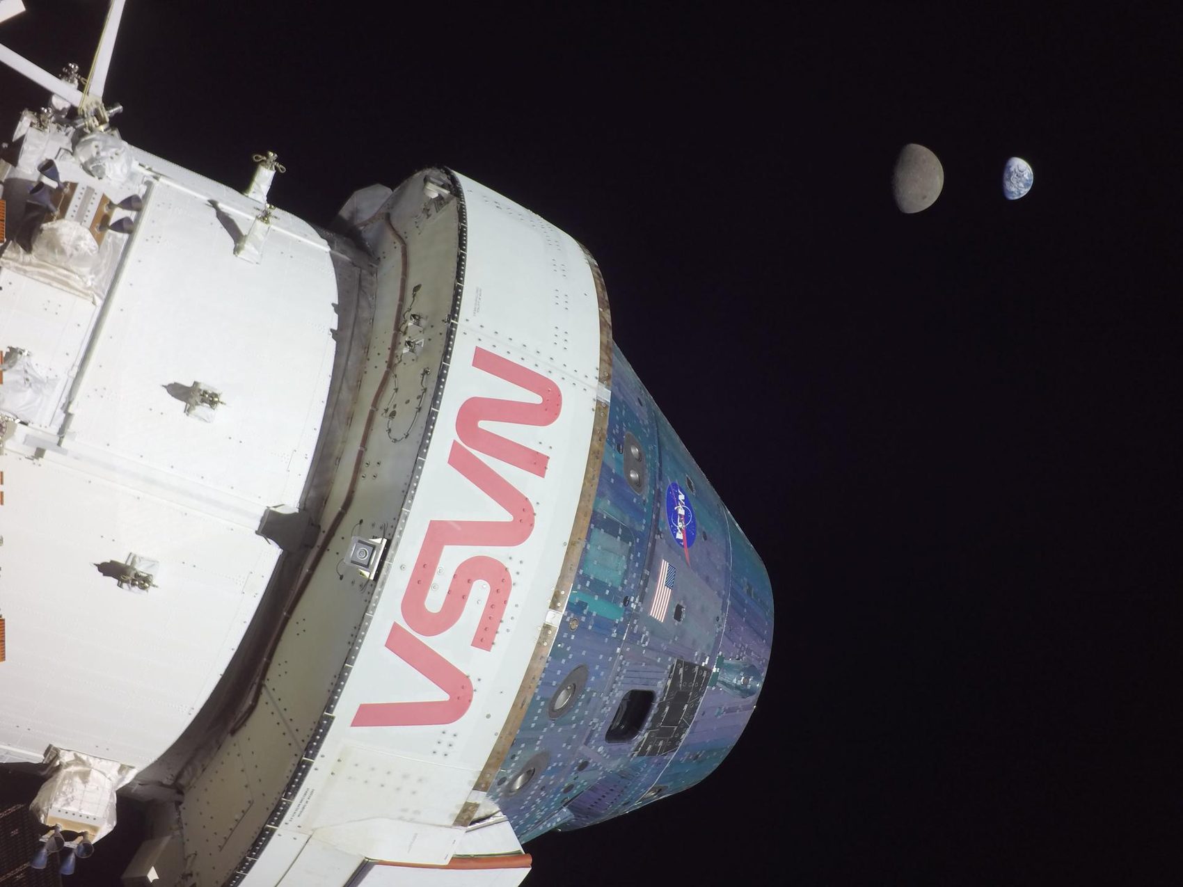 La nave Orion con la Tierra y la Luna al fondo, misión Artemis I
